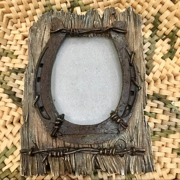 🎈🎈🎈Western horseshoe picture frame. Barb wire nails wood plank  rustic frame - Picture 2 of 9